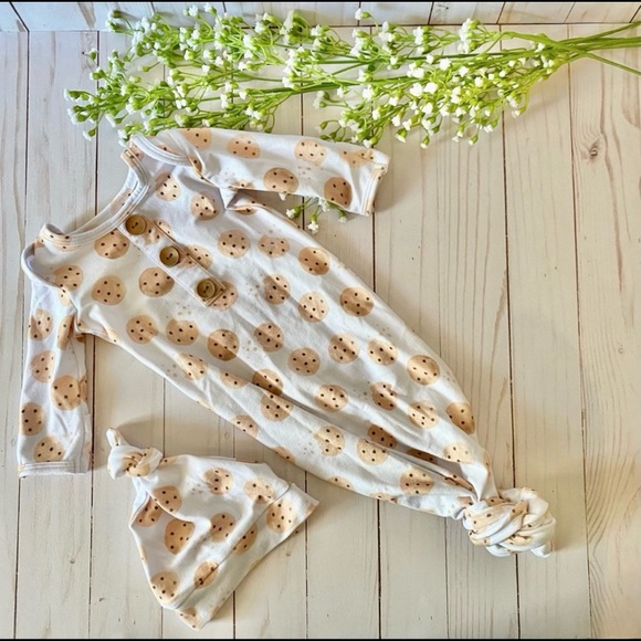 Caden Lane Other - CADEN LANE COOKIE CRUMBLE NEWBORN BABY KNOT GOWN & HAT SET